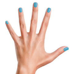 Enfant appliquant Sea-quin sur les ongles, expérience sûre et ludique.