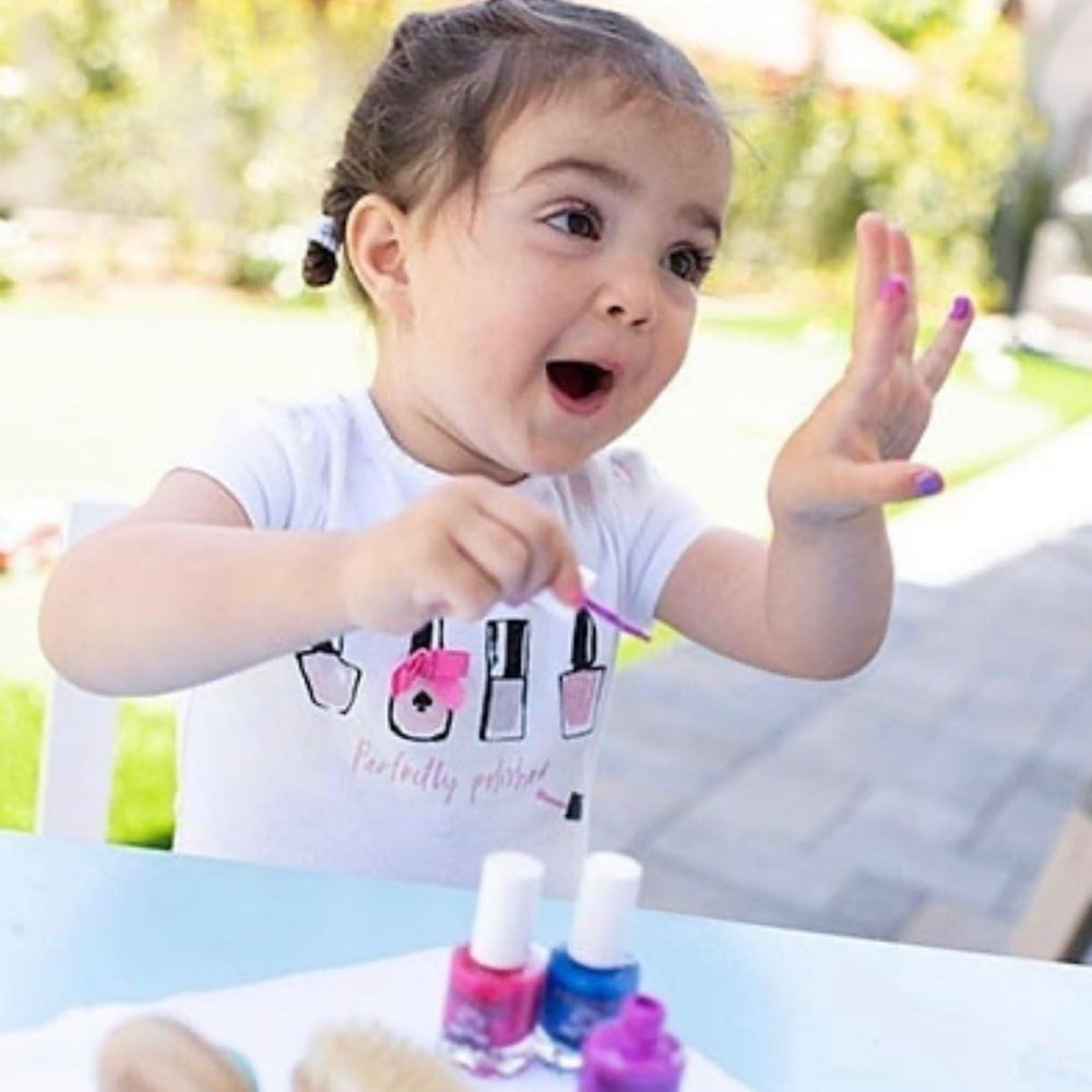 Séchage des ongles Piggy Paint avec sèche-cheveux pour accélérer le séchage.