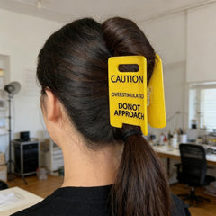 Overstimulated, design jaune et noir, look audacieux.