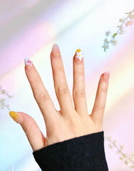 Ongles pink2592, détail fleurs roses et dorées, allure élégante.