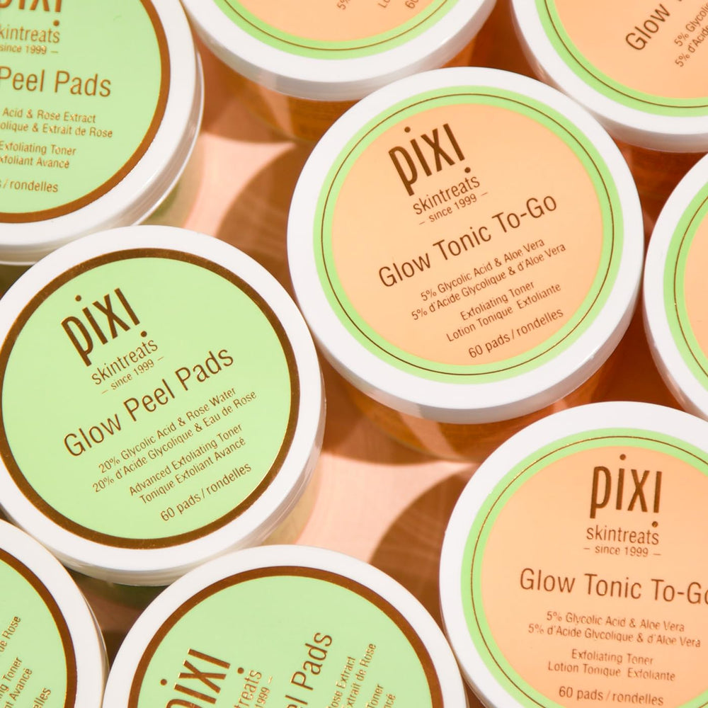 Pixi Glow Peel Pads : application nocturne sur le visage avec soin ciblé.