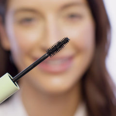 Extrait de bambou aidant à retenir l’humidité pour des cils souples et durables.