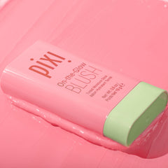 Pixi On-the-Glow Blush Fleur – texture crème légère pour couleur homogène.
