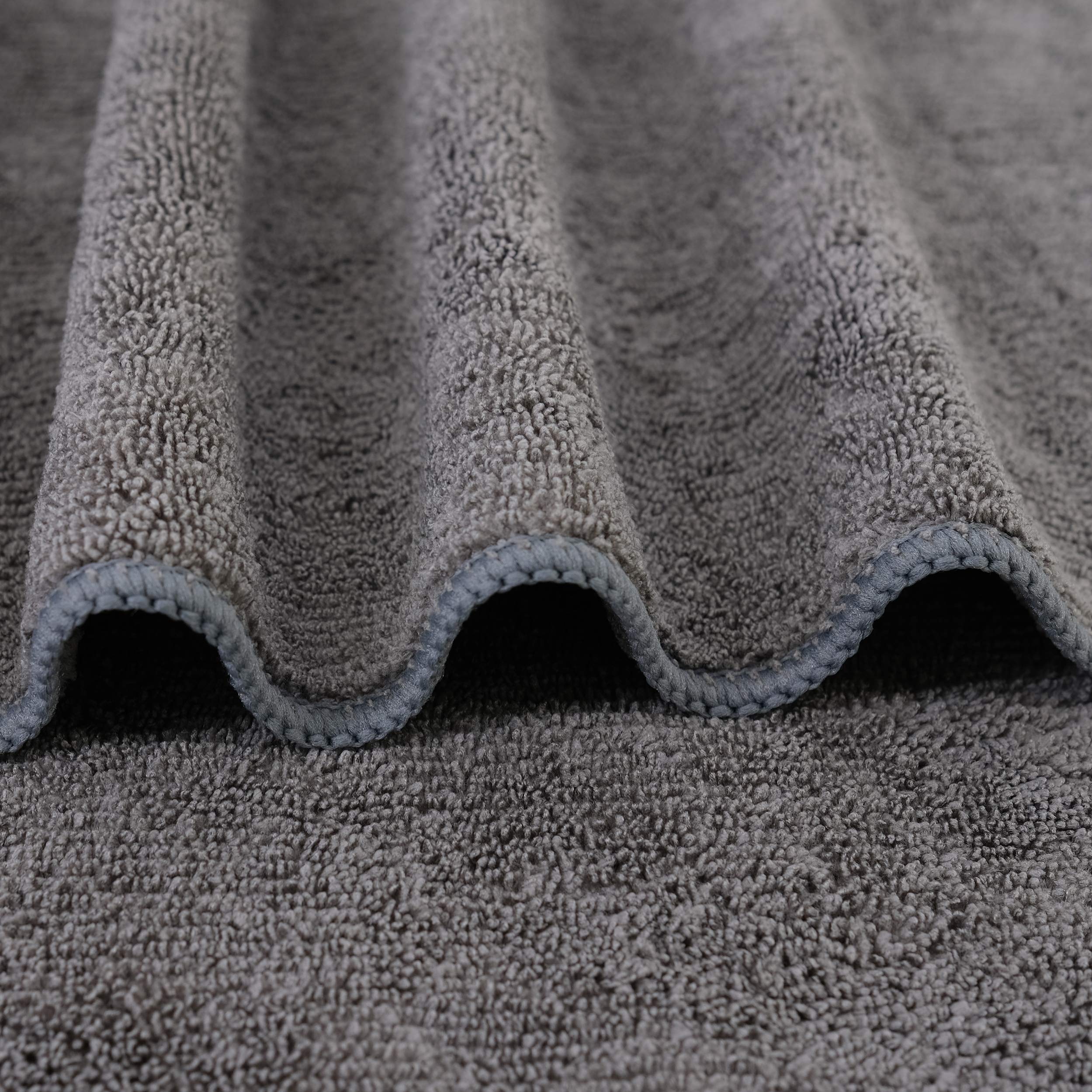 POLYTE microfibre double-pile: séchage rapide et efficacité sans frisottis.