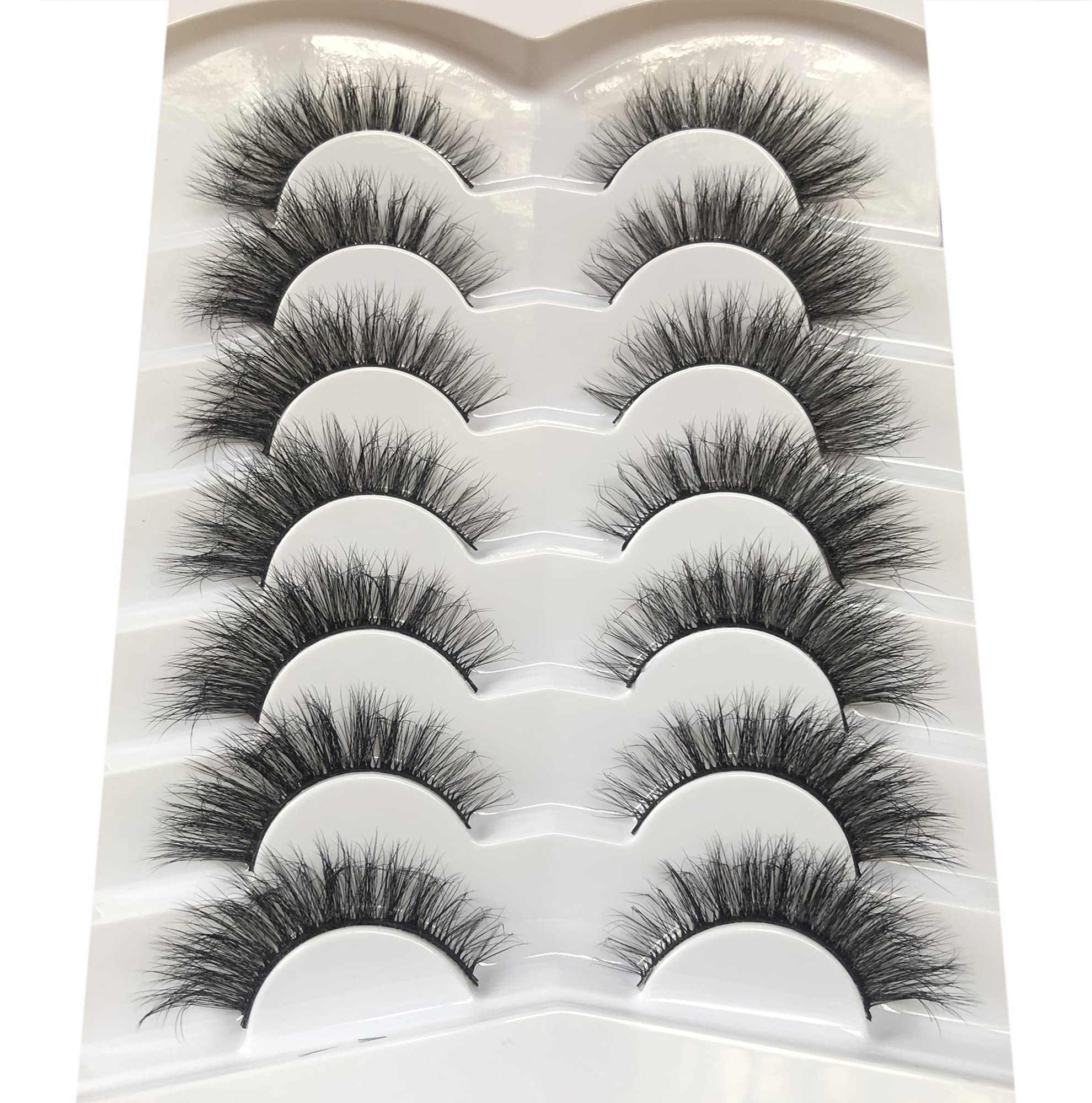 Pooplunch cils wispy avec effet regard chat pour un look quotidien.