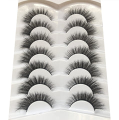 Pooplunch cils wispy avec effet regard chat pour un look quotidien.