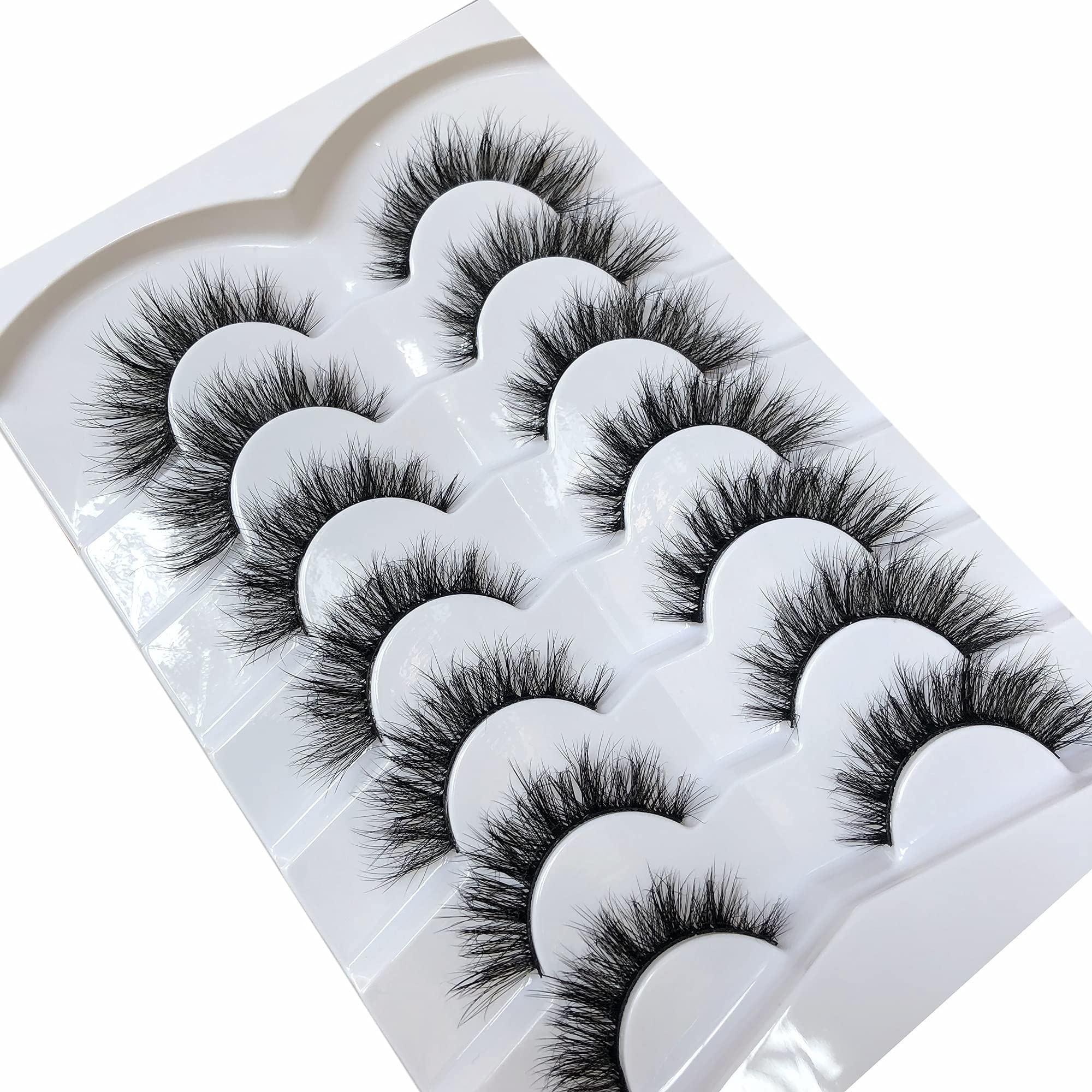 Pooplunch yeux lumineux grâce à des cils faciles à poser et à entretenir.