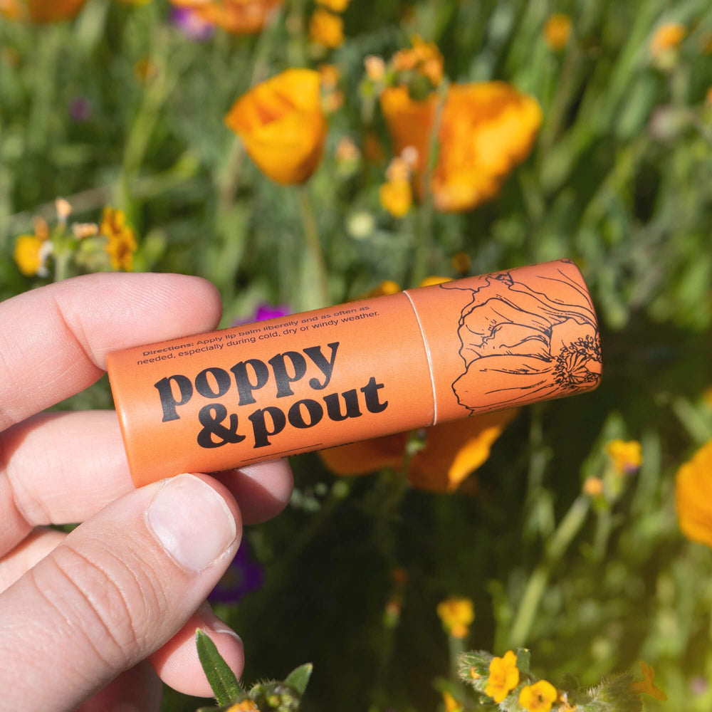 Application du baume Orange Bloom sur les lèvres, hydratation douce et protectrice.