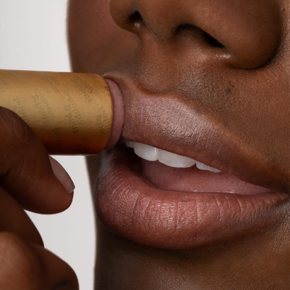 Poppy & Pout fabriqué aux États‑Unis à la main pour une routine lèvres naturelle.