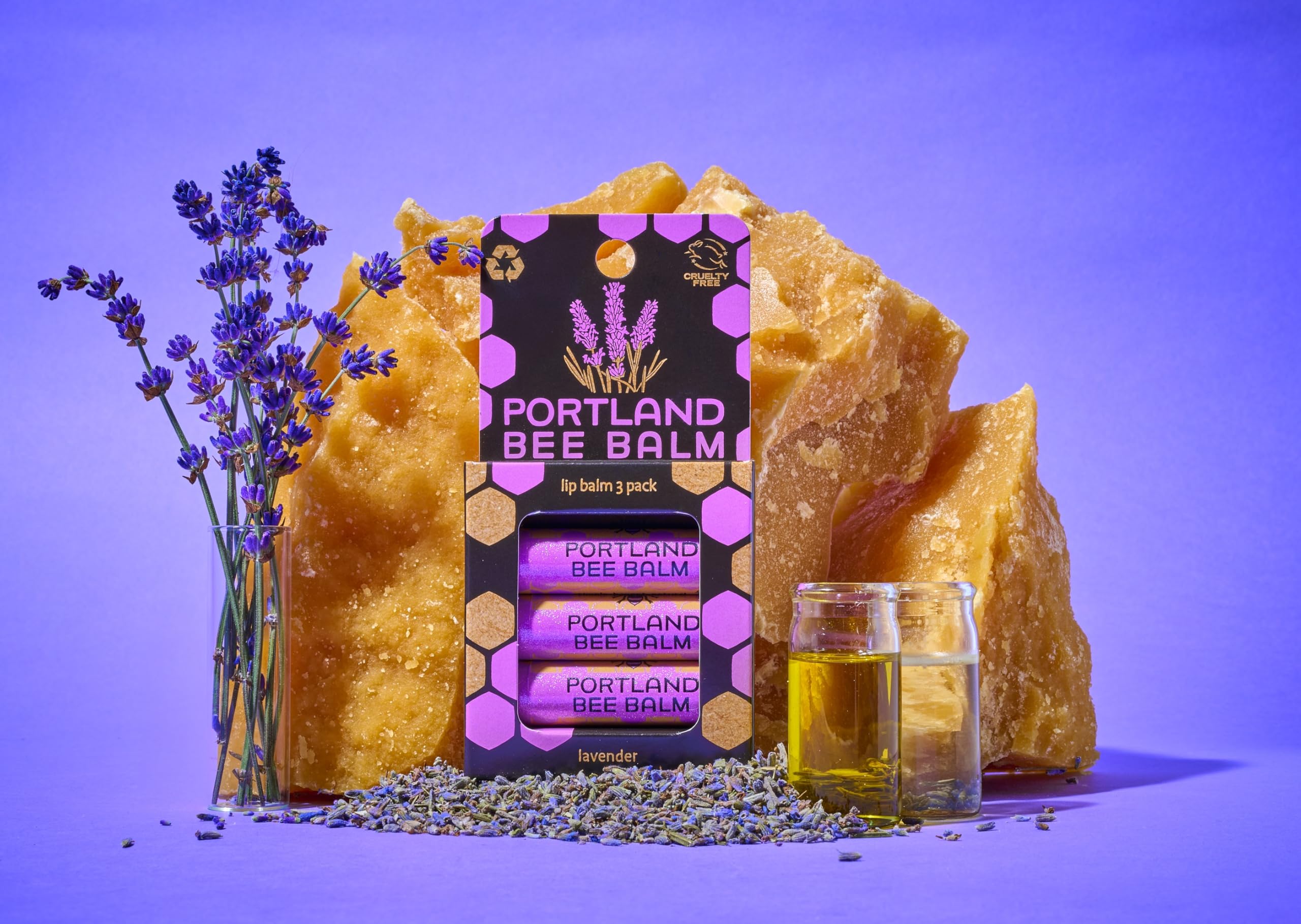 Application facile du baume Portland Bee Balm sur les lèvres.