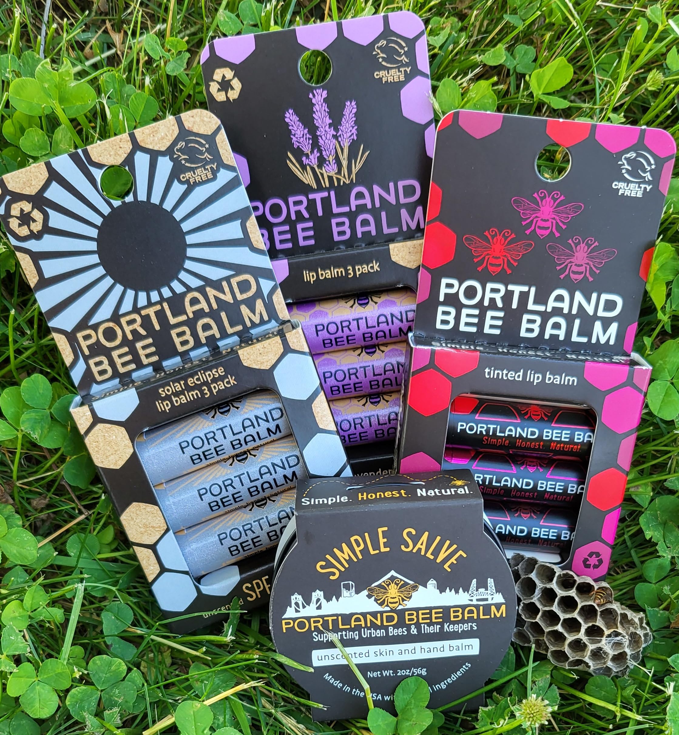 Logo Portland Bee Balm affiché sur l'emballage.