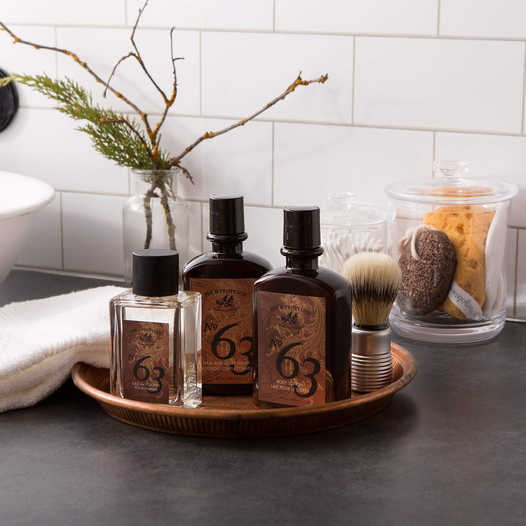 Notes citrus, bois de cèdre et prune dans No.63.