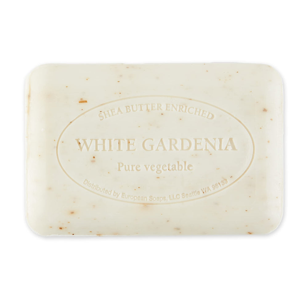 Savon artisanal Pre de Provence quad-millé, mousse riche et texture ultra-lisse.