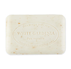 Savon artisanal Pre de Provence quad-millé, mousse riche et texture ultra-lisse.