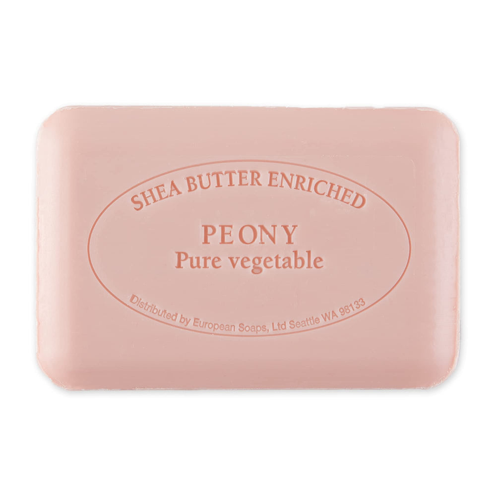 Plan rapproché texture crèmeuse: nettoyage doux et peau nourrie.