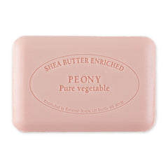 Plan rapproché texture crèmeuse: nettoyage doux et peau nourrie.