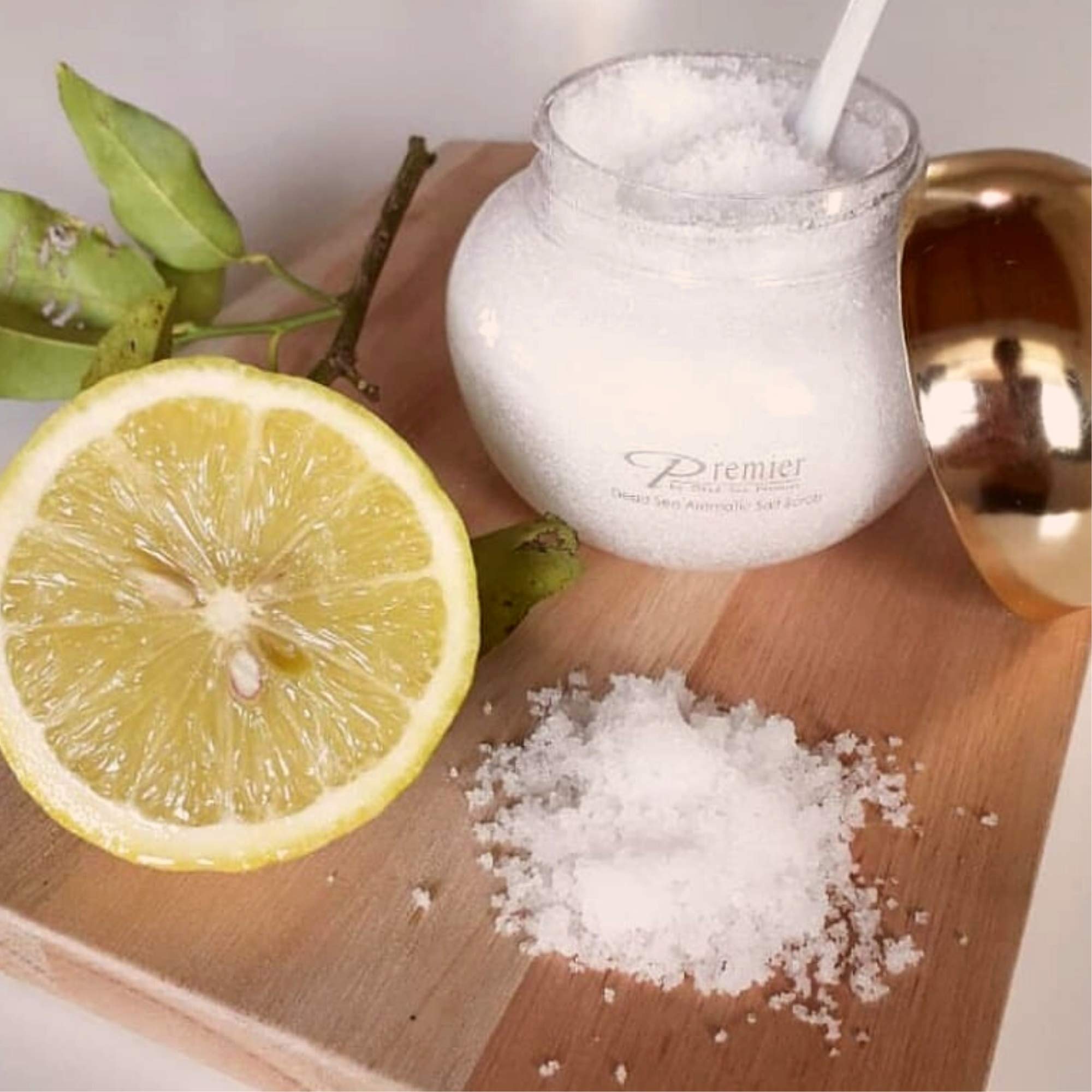 Texture riche et massage guidé pour une exfoliation relaxante.