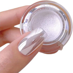 Pretty Diva Poudre Chrome Blanche, lumière lune, fini miroir intense sur ongles.