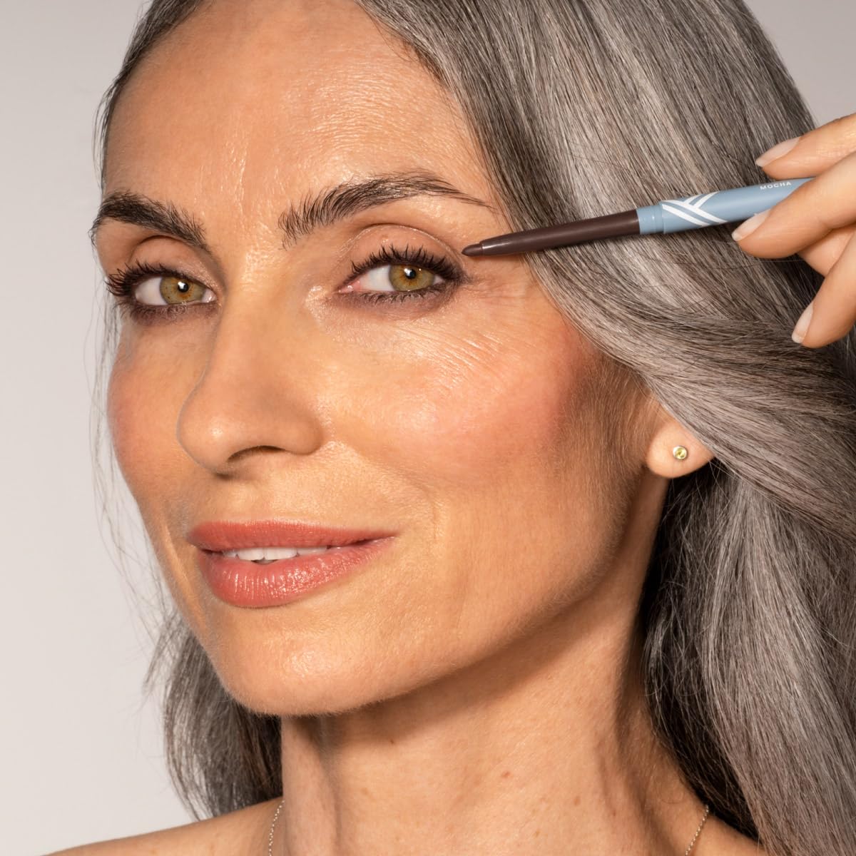Prime Prometics PrimeEyes Glide Eyeliner bois pour un look naturel soutenu.