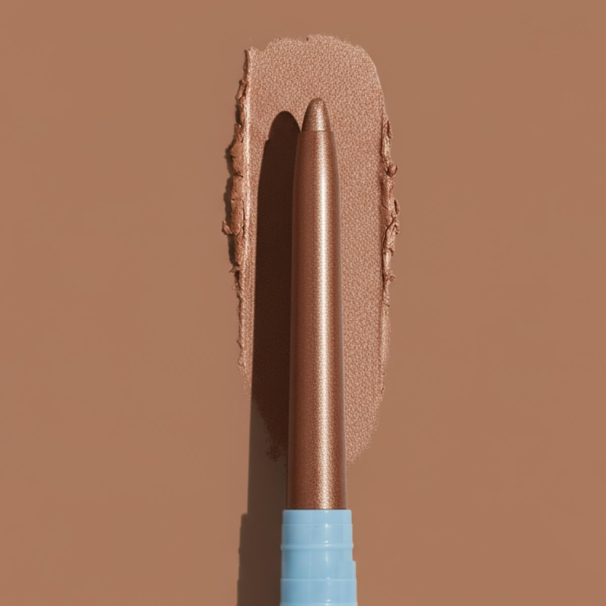Taille-crayon discret et smudger intégrés: PrimeEyes Glide Eyeliner pratique.