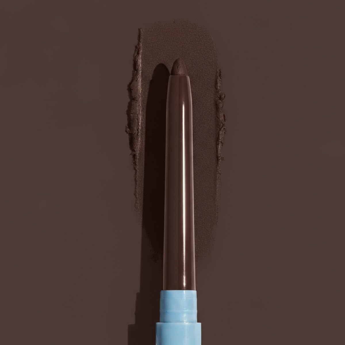 Prime Prometics PrimeEyes Glide Eyeliner inclus taille-crayon discret et estompeur efficace.