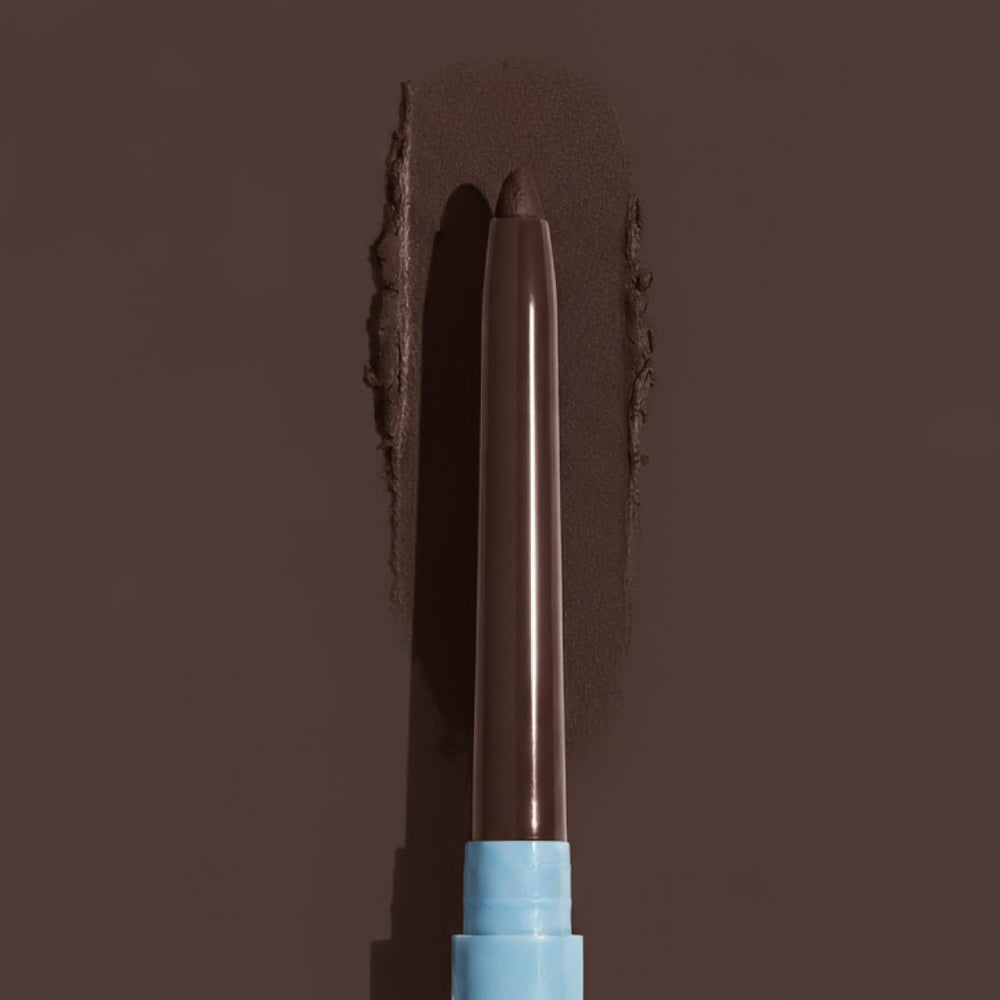 Prime Prometics PrimeEyes Glide Eyeliner inclus taille-crayon discret et estompeur efficace.