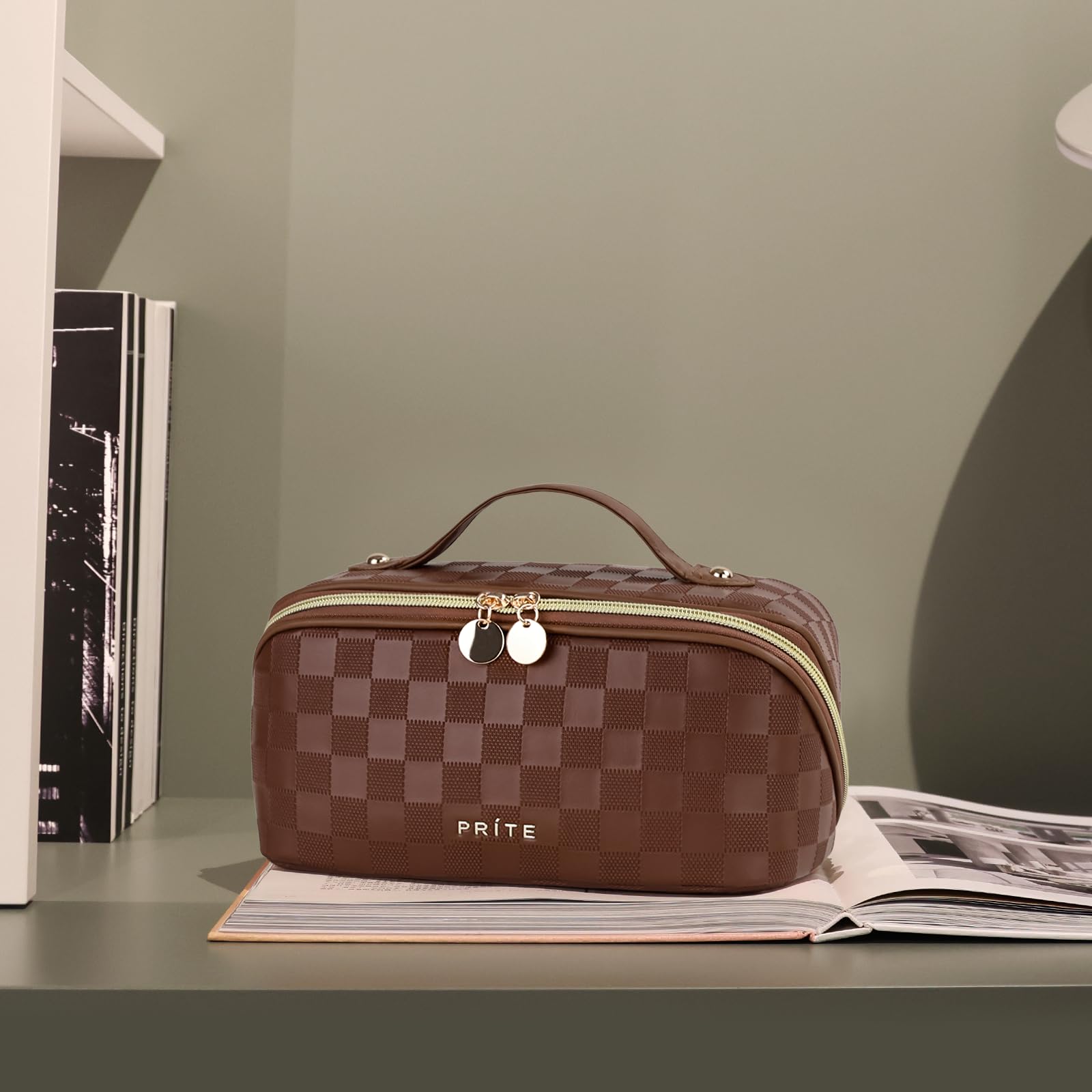 Prite sac maquillage durable qui garde sa forme même chargé.