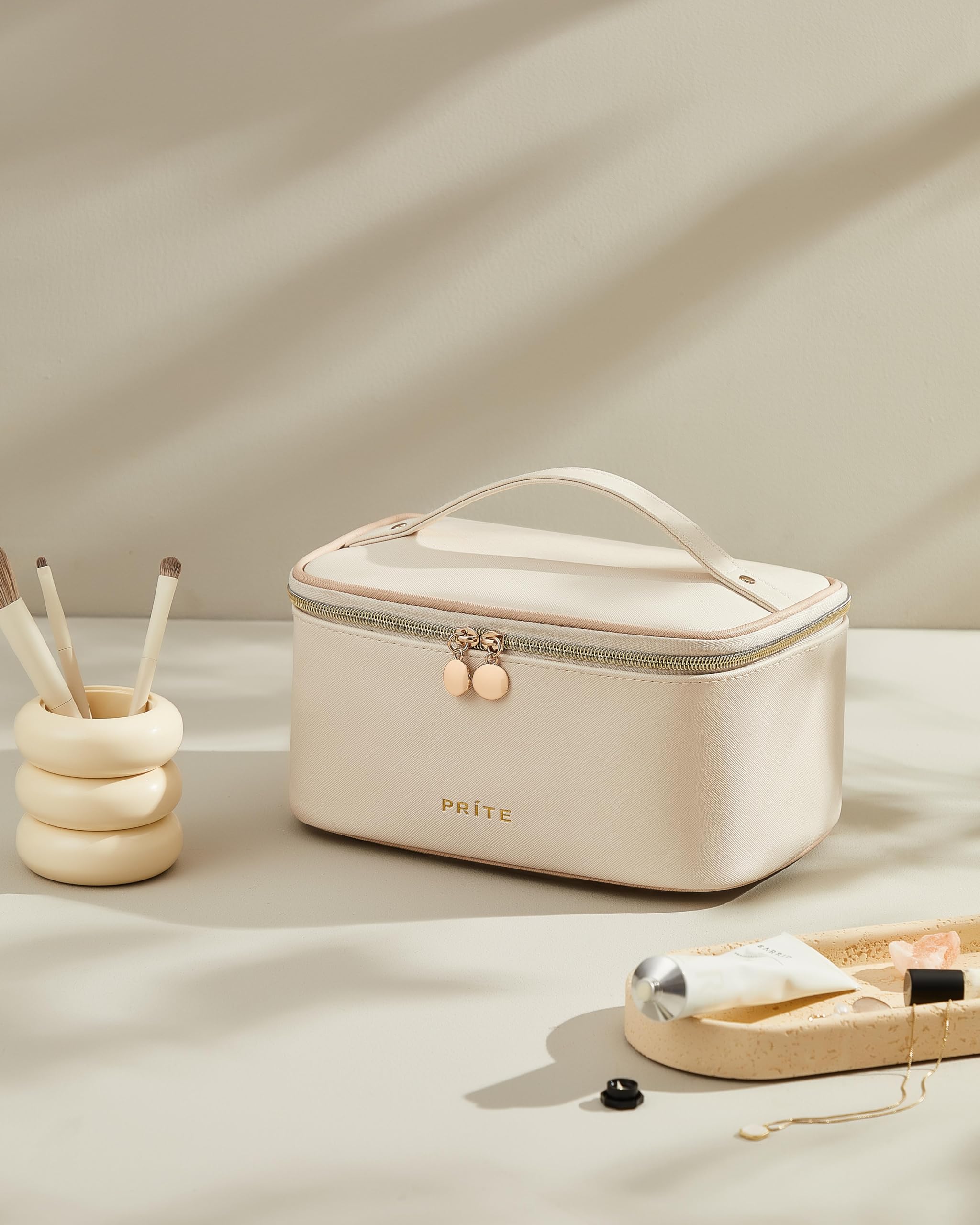 Prite sac-maquillage vegan cuir impermeable, durable et facile a nettoyer.