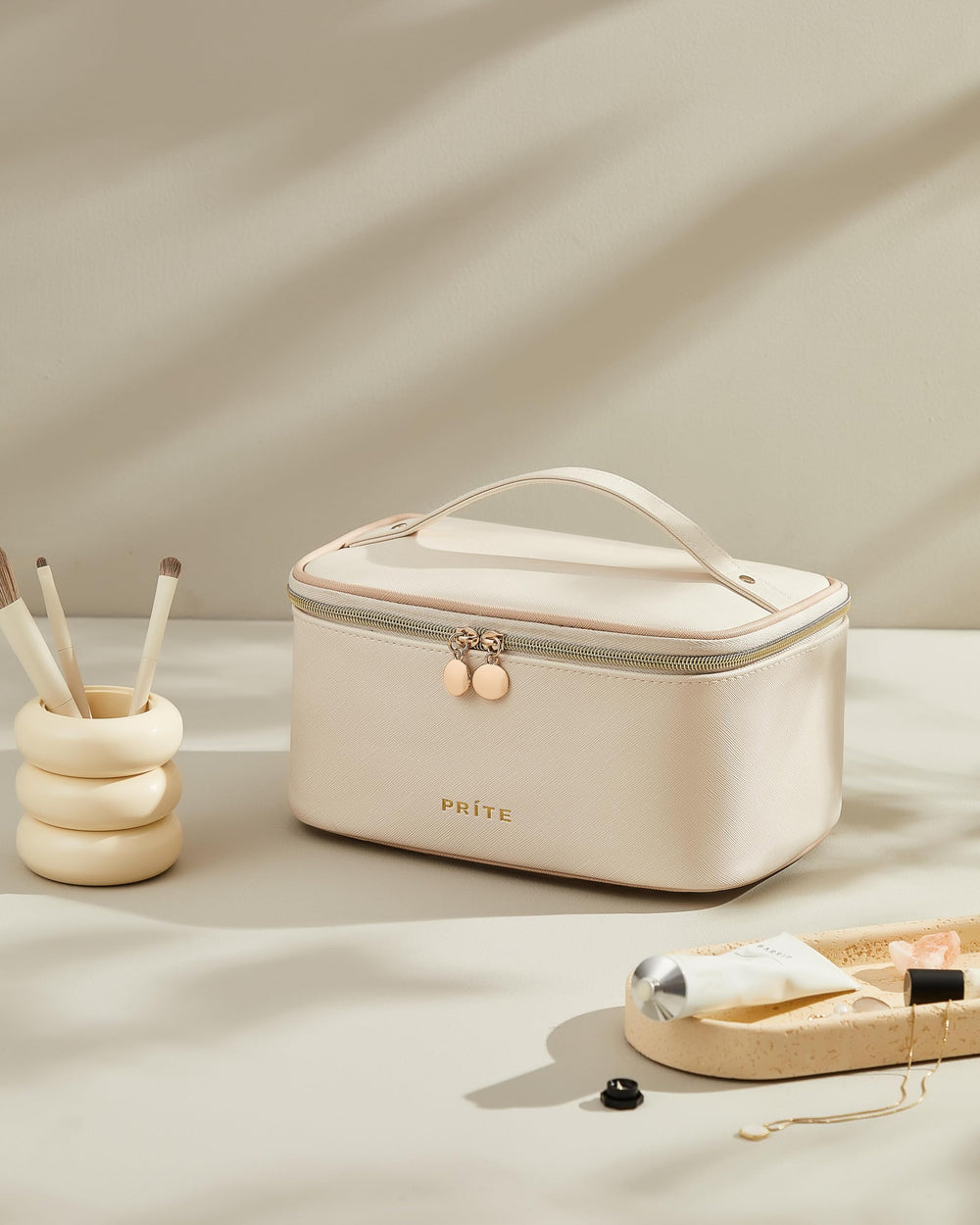 Prite sac-maquillage vegan cuir impermeable, durable et facile a nettoyer.
