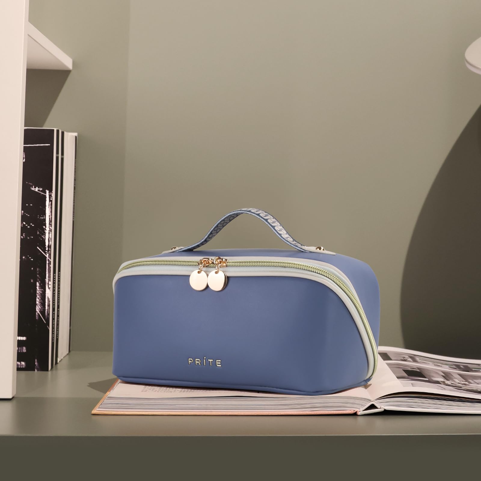 Compacte et spacieuse à la fois, idéale en sac de toilette.