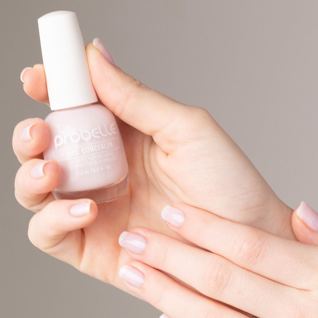 Avant-après Probelle concealer-ongles démontrant l’effet éclaircissant et la couvrance légère.
