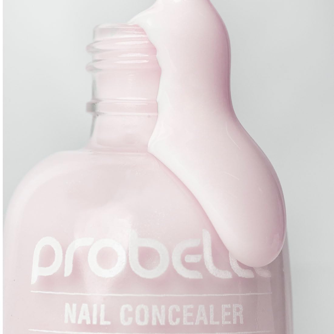 Probelle concealer-ongles-effet-milky offre un rendu nacré doux.