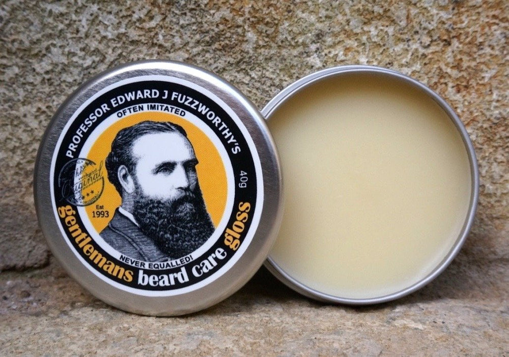 Application délicate du baume-barbe PROFESSOR EDWARD J FUZZWORTHY'S pour un coiffage facilité.