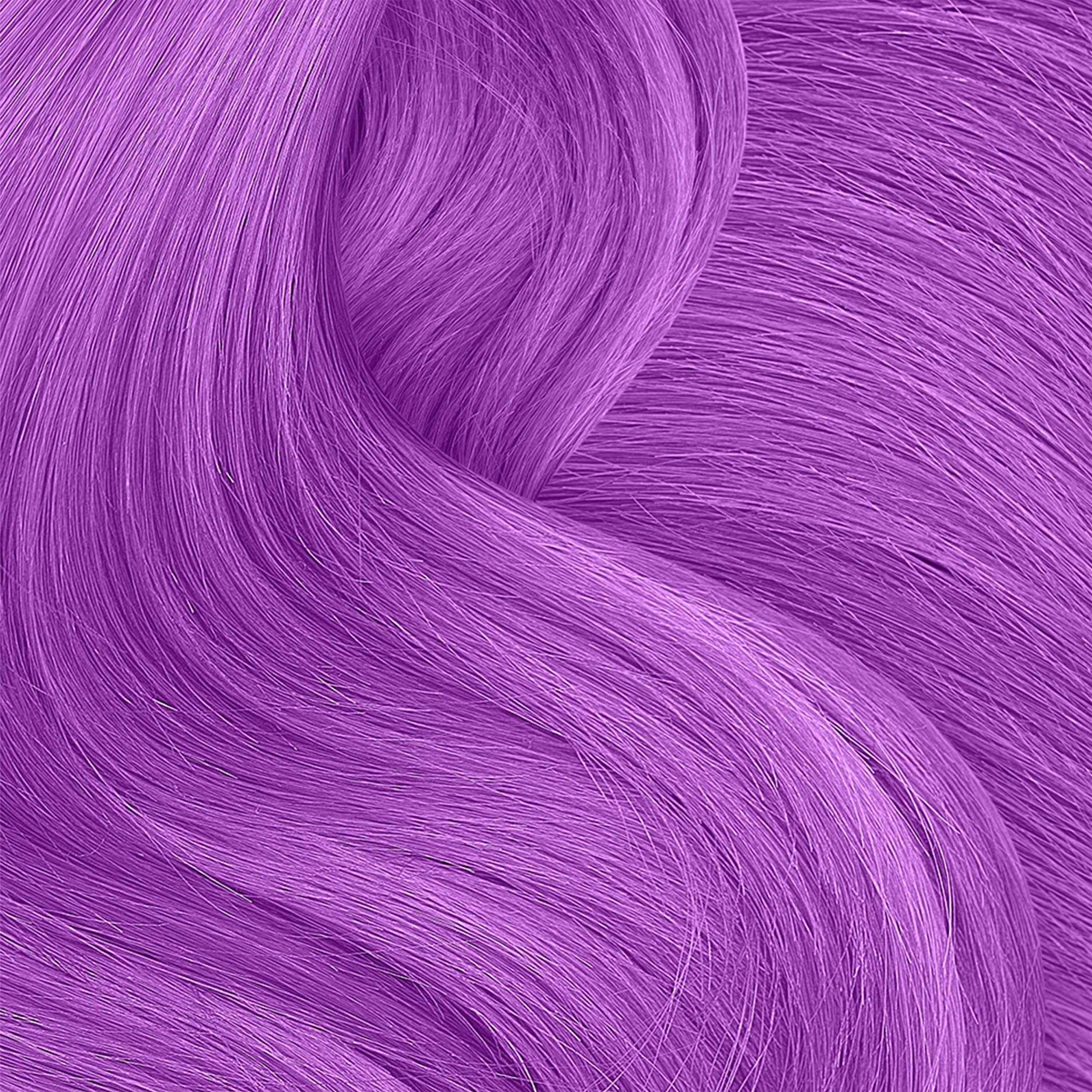 Couleur vivante panthère violet sur cheveux, effet immédiat.