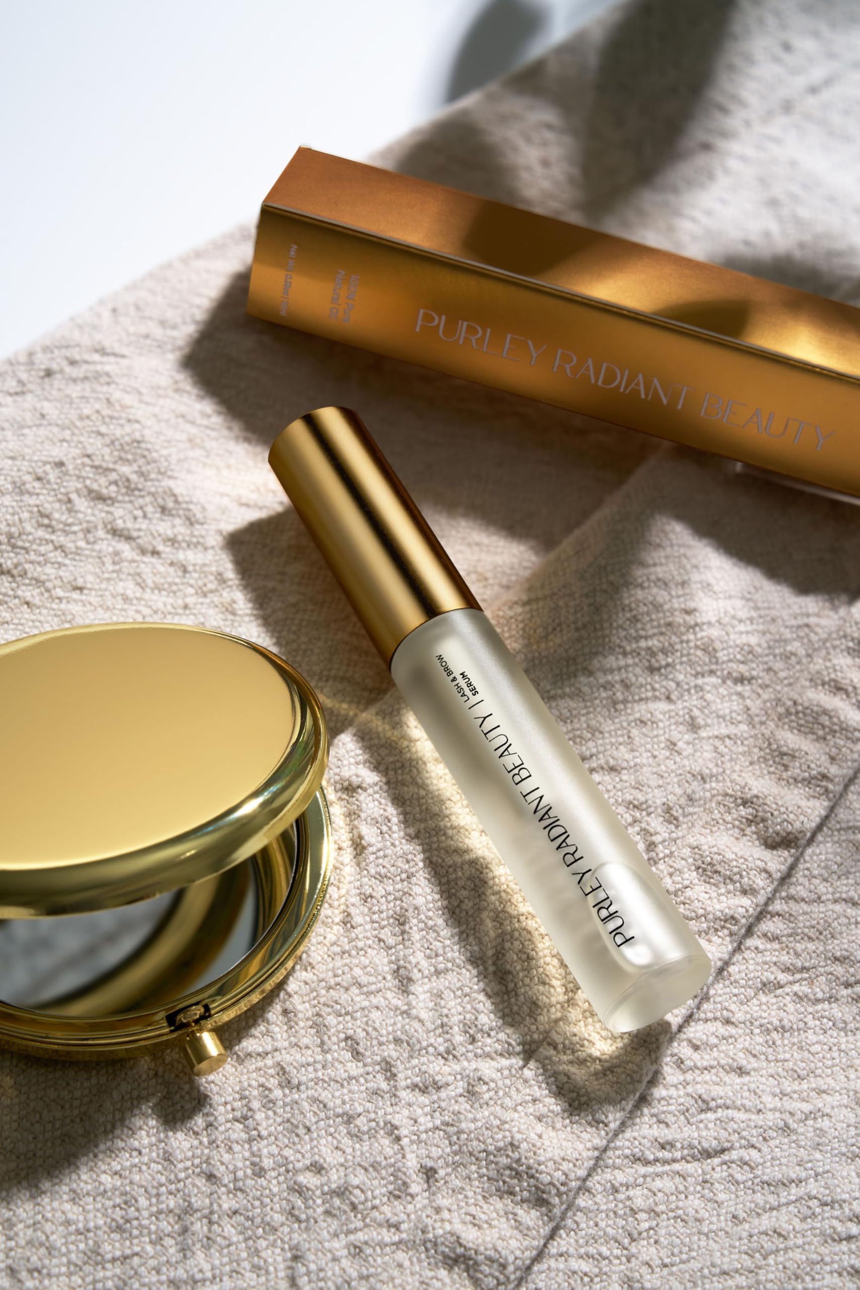 Purely Radiant Sérum – ambiance beauté: routine douce pour yeux sensibles.