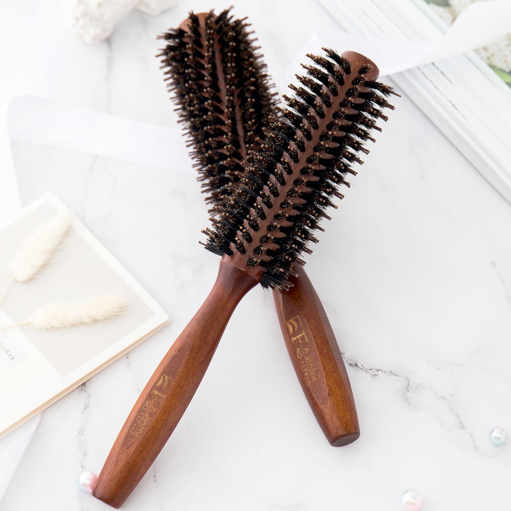 Routine capillaire quotidienne avec la brosse Puto pour démêler facilement.