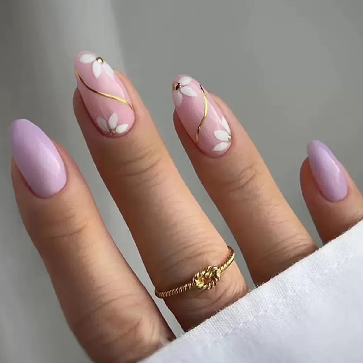 Finition brillante Puyokinm sur ongles press-on pour un look soigné.