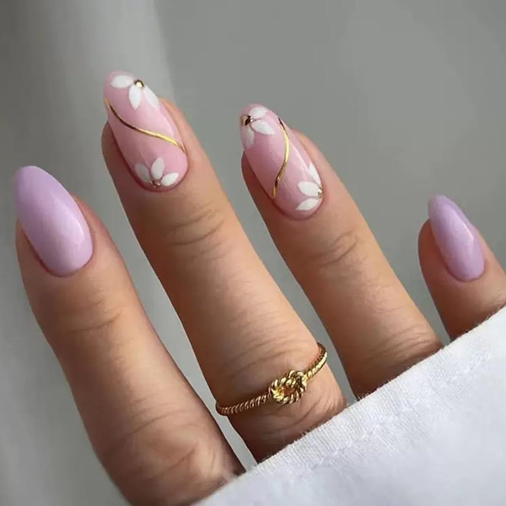 Finition brillante Puyokinm sur ongles press-on pour un look soigné.