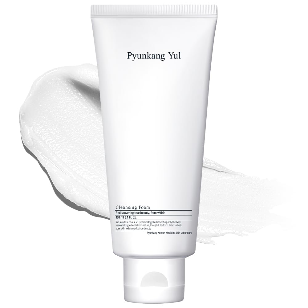 Pyunkang Yul Cleansing Foam : bouteille élégante et mousse légère pour une peau nettoyée en douceur.