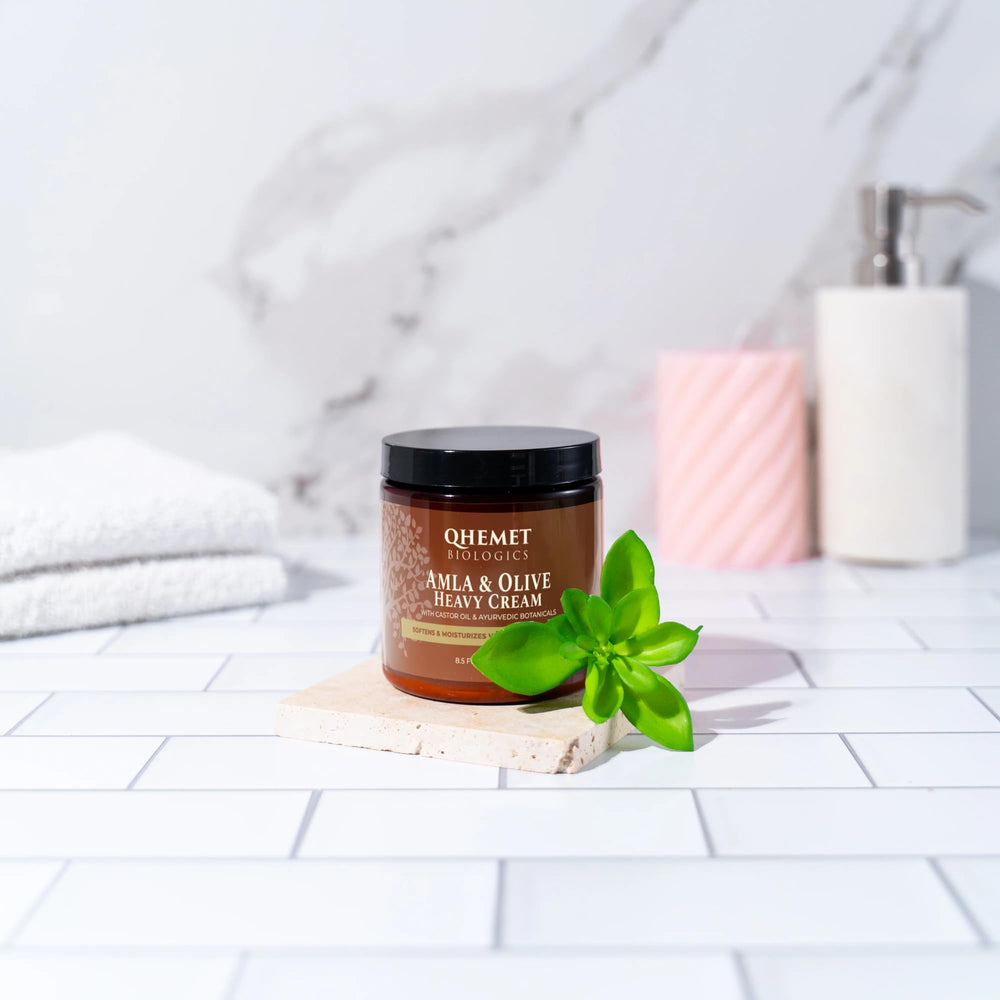 Soin du cuir chevelu avec Qhemet Amla et Olive nourrit et apaise.