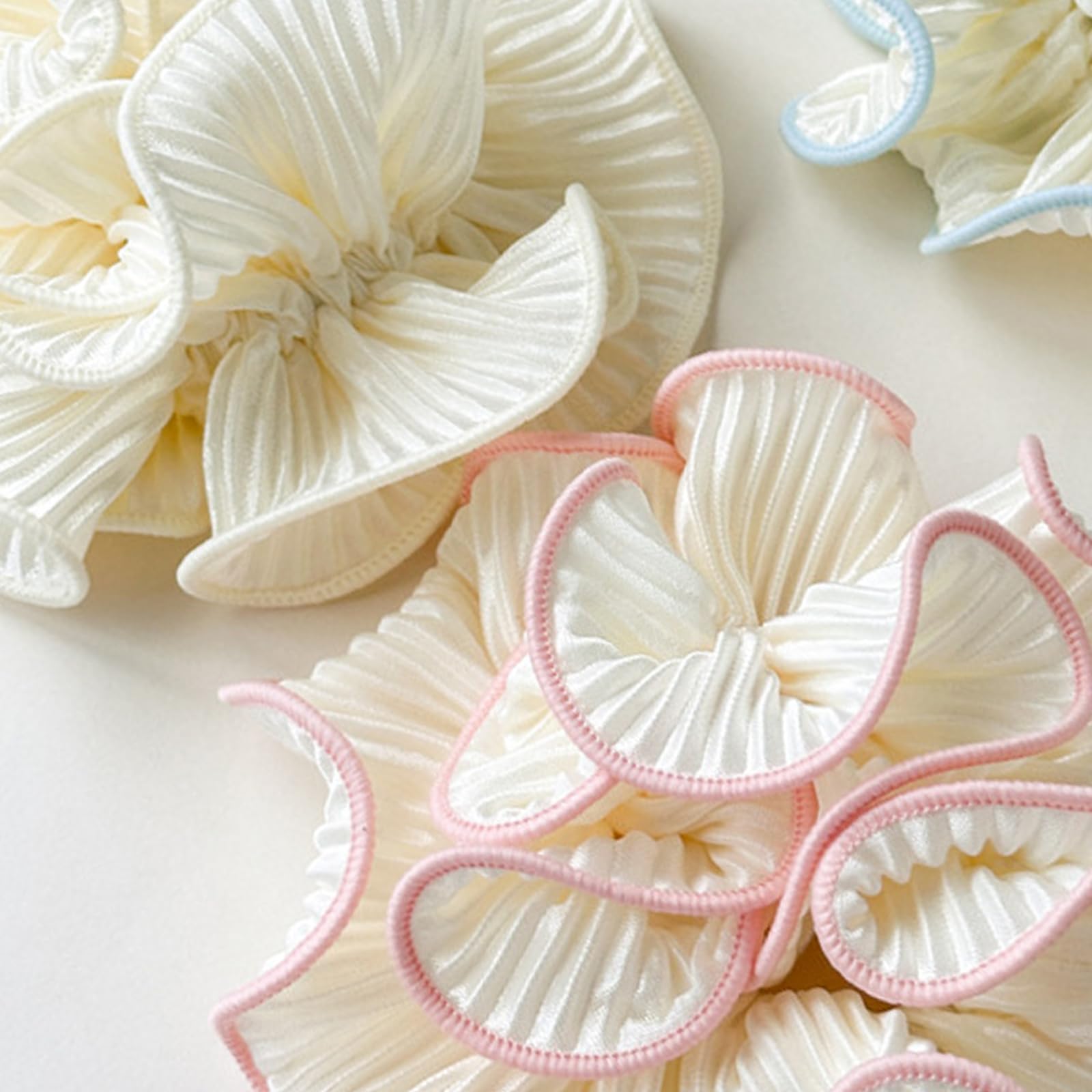 Chouchou Qigfucm blanc avec bordure bourgogne, style rétro chic.