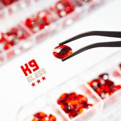 Qiipii cristaux rouges flèches, motifs dynamiques et modernes