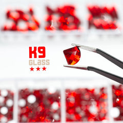 Qiipii rhinestones rouges tailles 1,6–4 mm pour brillance personnalisée.