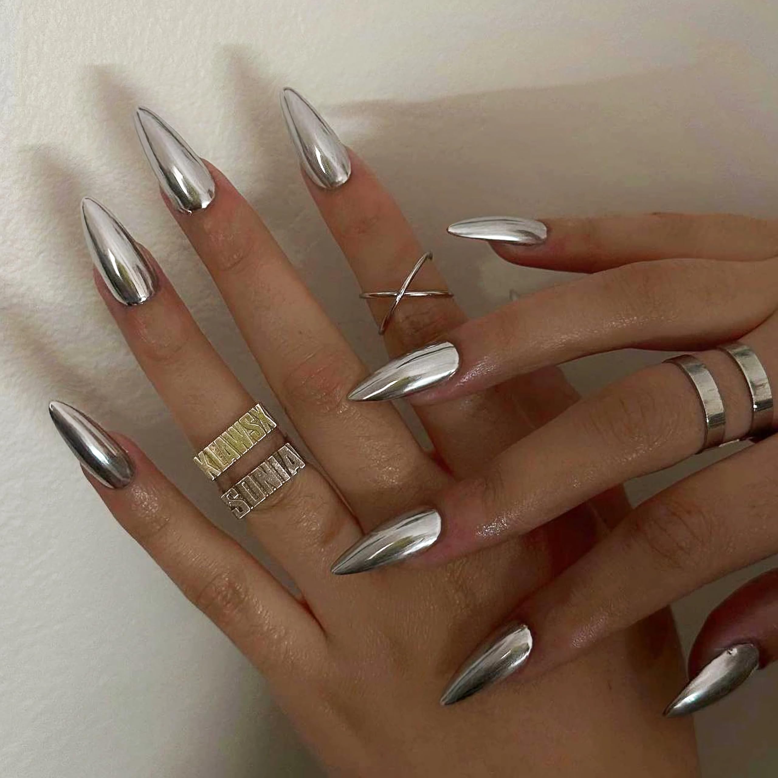 Qsnidy kit ongles adhésifs avec accessoires inclus pour démarrer rapidement.