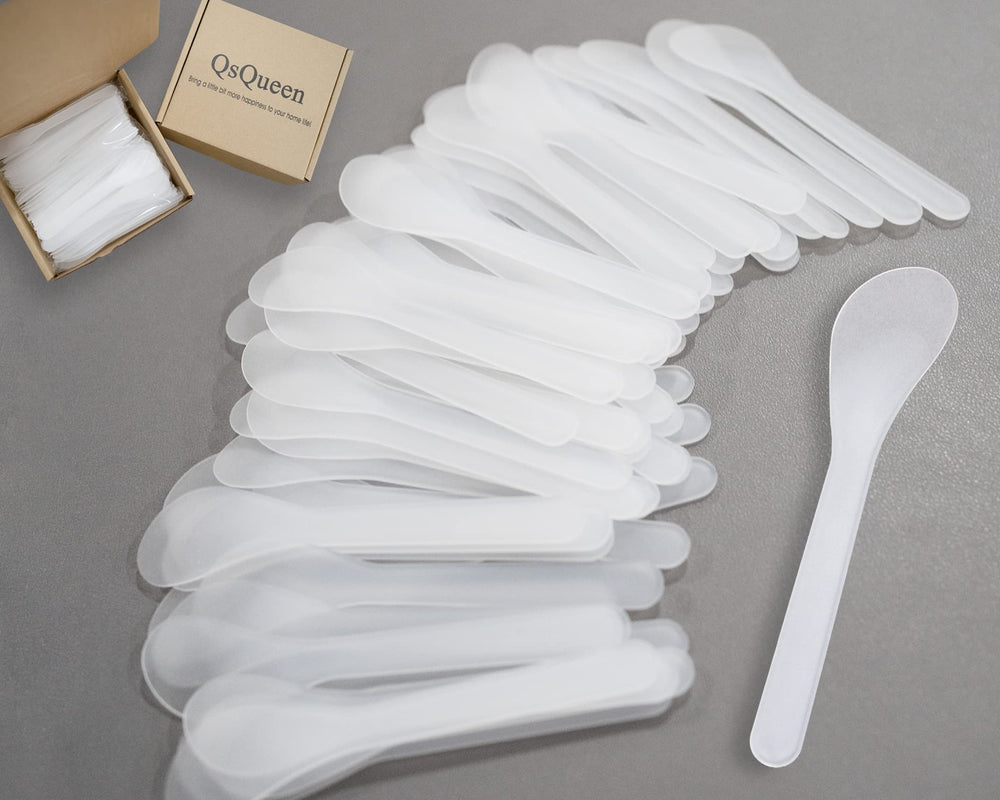 QsQueen spatule cosmétique blanche pour prélever la crème proprement et réduire le gaspillage.