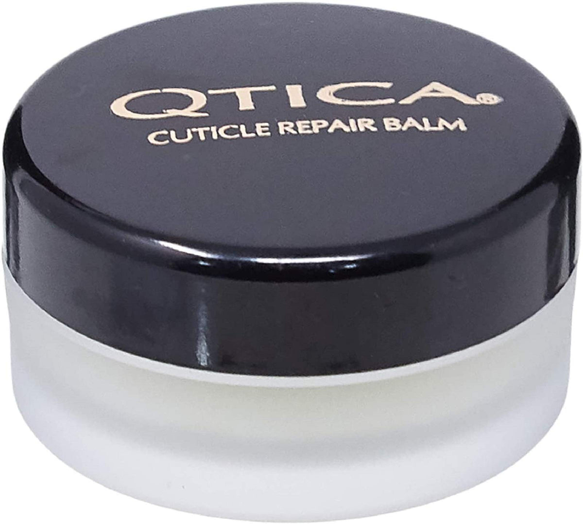 Qtica Intense Cuticle Repair Balm sur la bouteille, soin ciblé pour cuticules sèches.