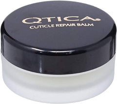 Qtica Intense Cuticle Repair Balm sur la bouteille, soin ciblé pour cuticules sèches.