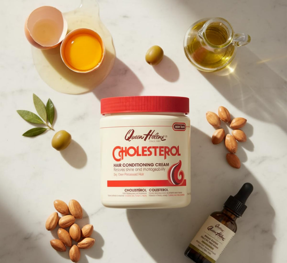 Texture riche de la crème conditionnante Queen Helene enveloppant les cheveux.