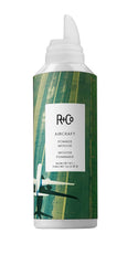 R+Co Aircraft Mousse flacon en main, texture légère pour seconde journée