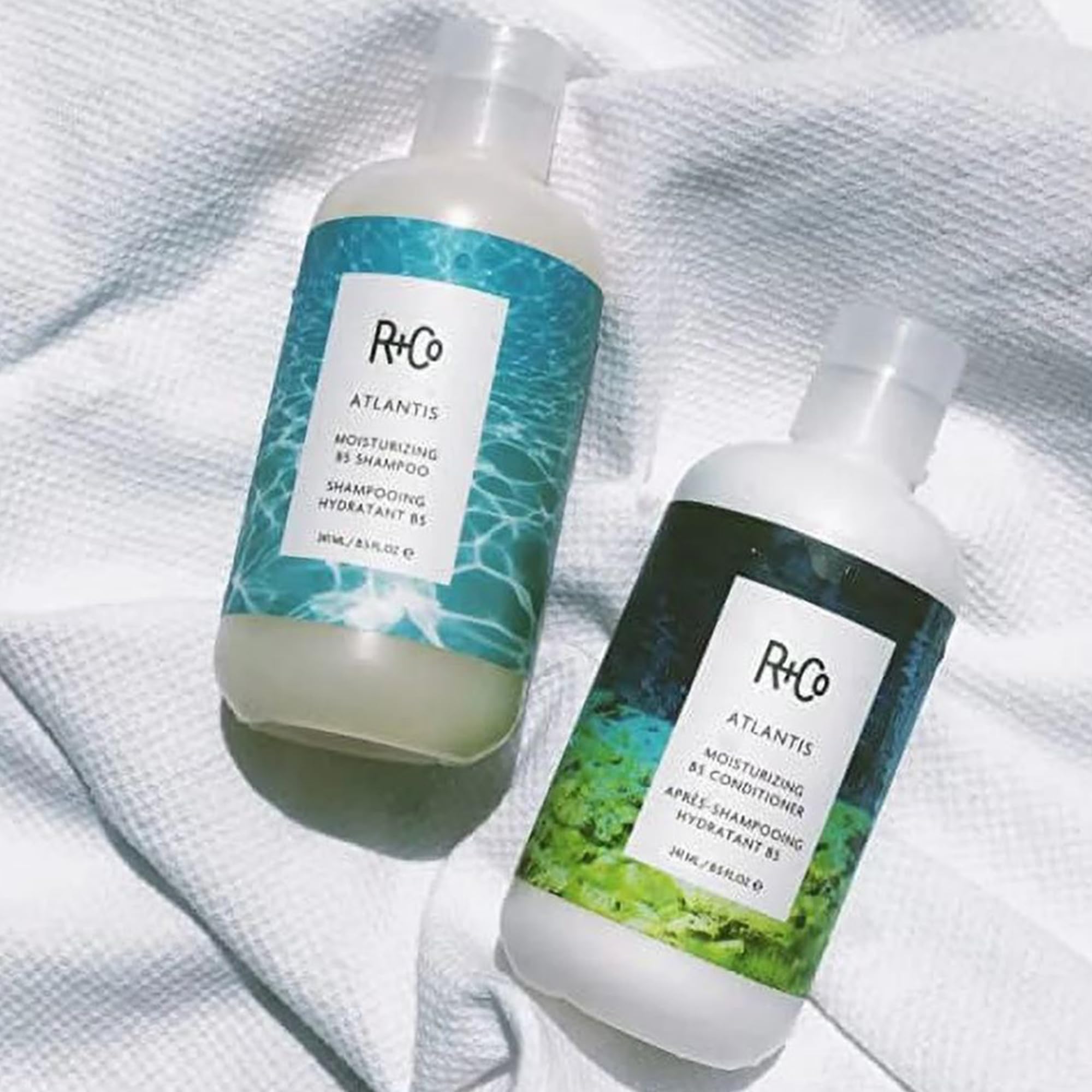 R+Co Atlantis Shampoing — Emballage design: présentation premium dans la salle de bains.